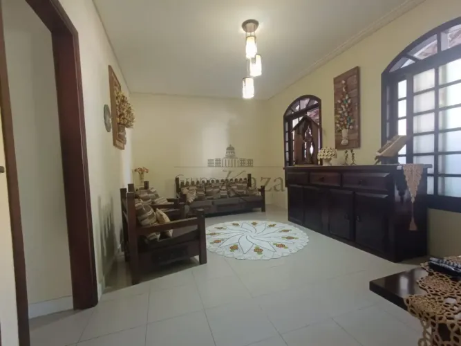 Casa Térrea com Edícula - Jardim Portugal - 3 Dormitórios - 250m².