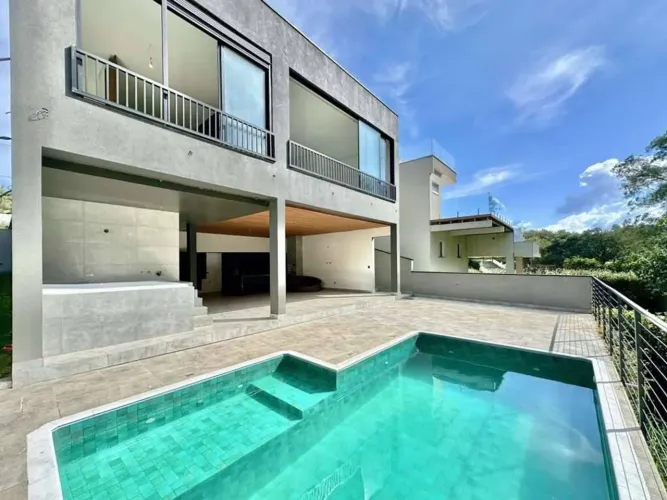 Casa Nova com Estilo Moderno em Condomínio Exclusivo!