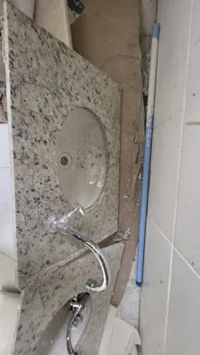 Vendo Bancada de pedra com cuba
