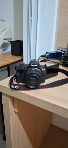 Câmera Canon EOS R50 Mirrorless + Lente 18-45mm + Bateria Dummy (Estado de Zero)