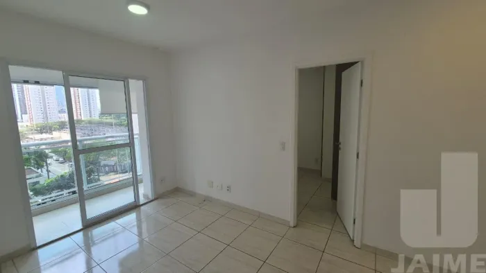 Apartamento com varanda envidraçada, 45 m2 bem distribuídos e 1 vaga em prédio com lazer.