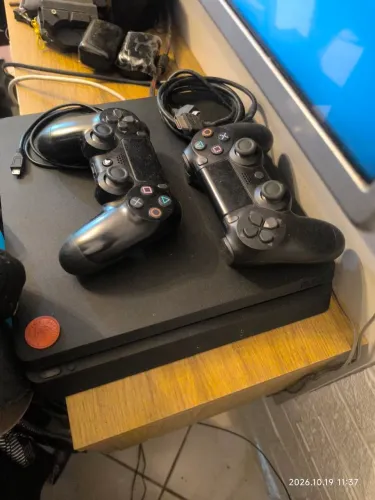 PS4 Slim - 2 controles - 5 jogos