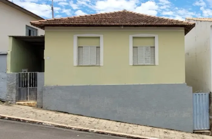 Casa, no centro de Caldas com 2 quartos