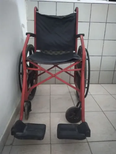 Cadeira de rodas usada