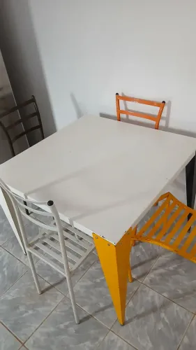 Mesa de 4 lugares em aço com pintura epóxi conferindo durabilidade 