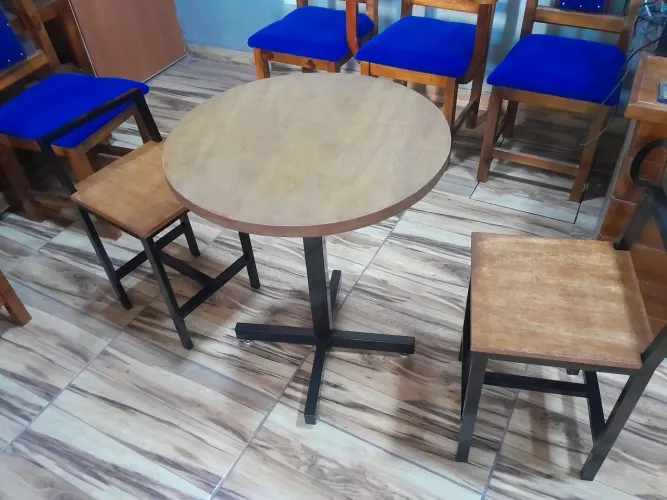 Mesa estilo industrial com 2 banquetas