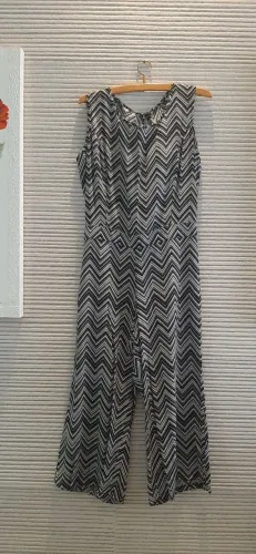 Macacão pantacour estampa geométrica preto e branco