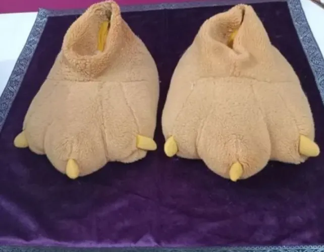 Pantufas de pelúcia garras de dragão