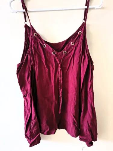 Blusa Bordô com Ilhoses