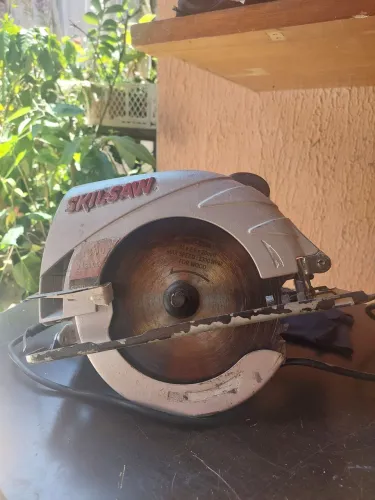 Vendo serra  elétrica! É só  pegar e levar.