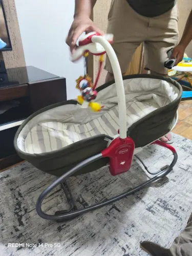 cadeira de balanço e moisés 3 em 1 da marca Tiny Love, modelo Rocker Napper. 