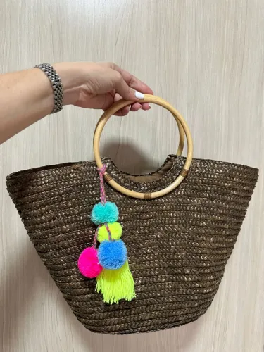 Bolsa de palha feminina com alça de madeira estilo praia