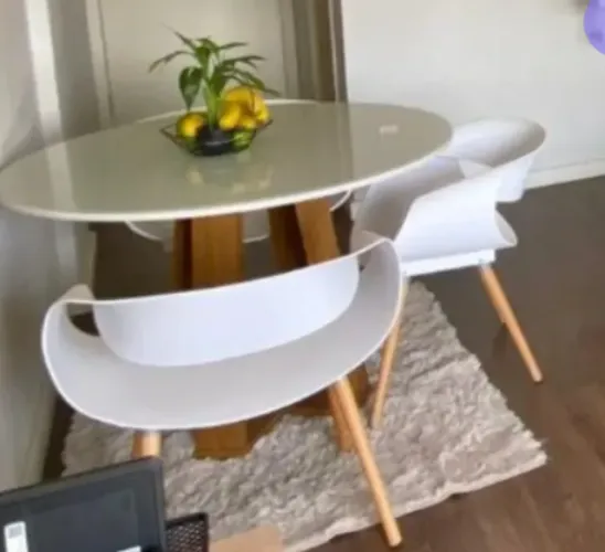 2 Cadeiras Tipo Eames mas é um modelo internacional