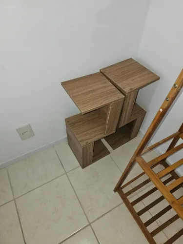 Conjunto de 2 mesas laterais em padrão amadeirado