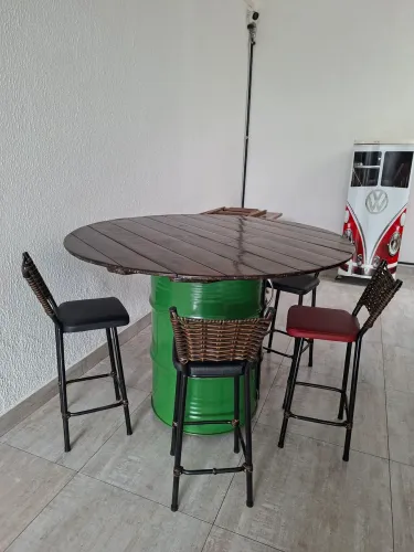 Vendo tambor decorativo com armario. Produto sem nenhuma avaria. 