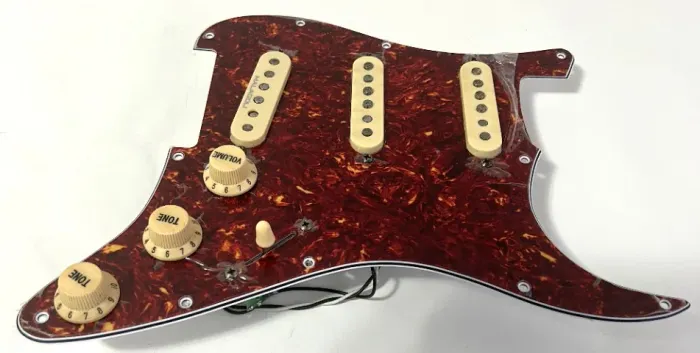 Kit de captadores e componentes para guitarra Tagima Stratocaster fabricada no Brasil