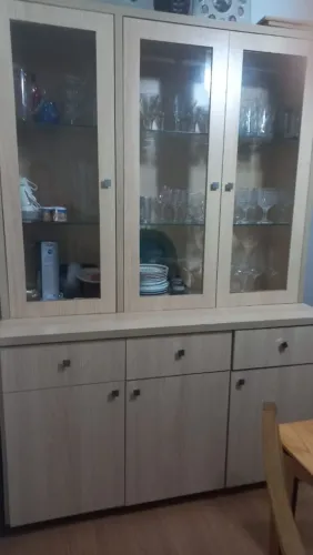 Cristaleira em madeira com 3 portas de vidro, gavetas e armário