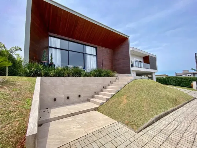 Casa de Alto Padrão Mobiliada Em Condomínio Fechado