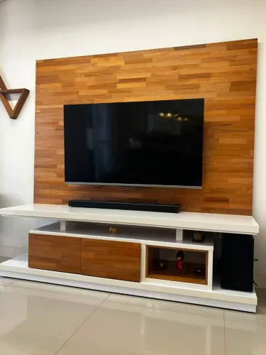 Painel Suspenso Madeira Maciça e Rack Laqueado Branco