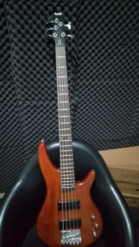 Contra baixo ibanez soundgear GIO 5c