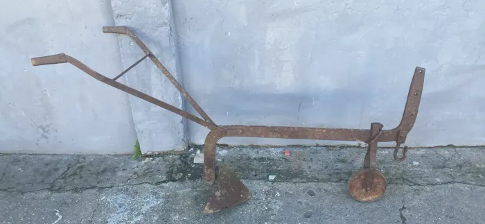 Arado antigo de tração manual , rústica para decoração ou trabalho rural 