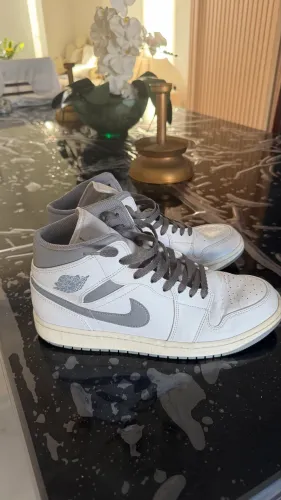 Jordan 1 Mid Neutral Grey