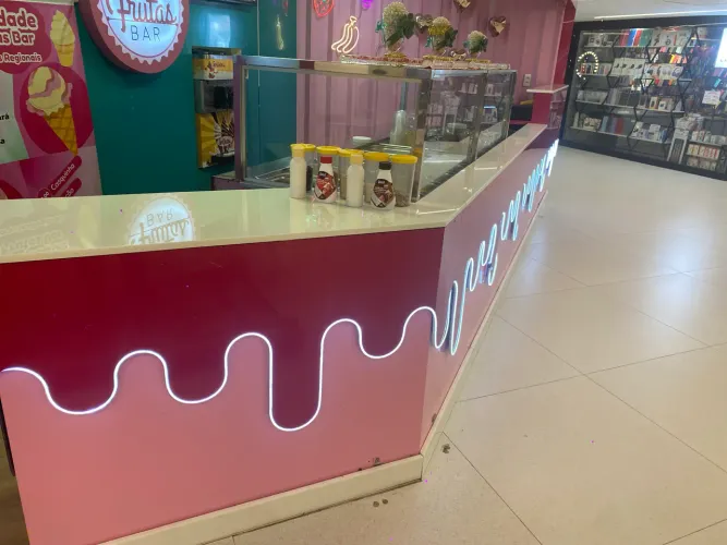 Vendo material de ACM de uma loja 