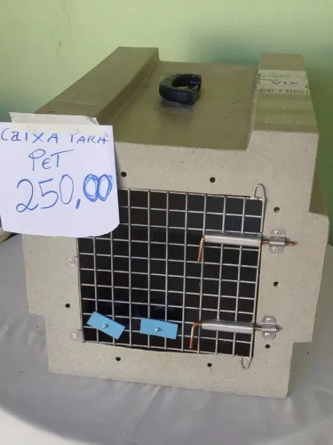 Caixa para pets com trava de segurança. Pode ser usada em avião. Transporta outro pets.