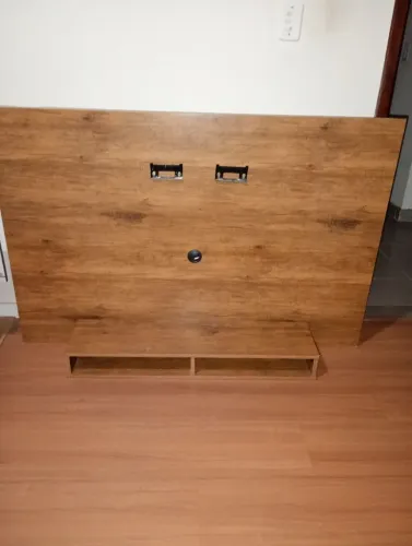 Painel de tv grande com prateleira