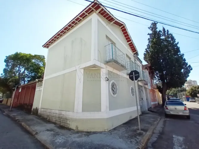 Sobrado de esquina à venda em São José dos Campos Ideal para residencial ou comercial