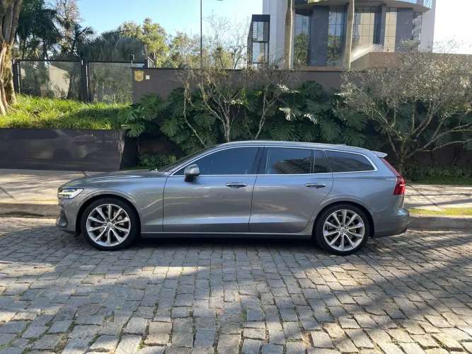 Volvo V60 T-5 Momentum 2.0 245cv 5P 2020