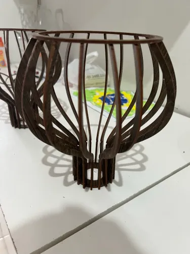 Luminária pendente de madeira para lâmpadas .