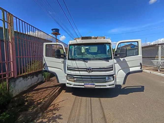 Caminhão Volkswagen 11-180 (2022) Único Dono - Baú Refrigerado Brinde
