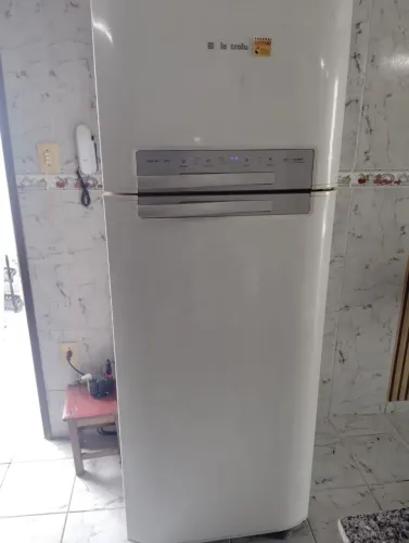 Geladeira semi-nova Eletro Lux 