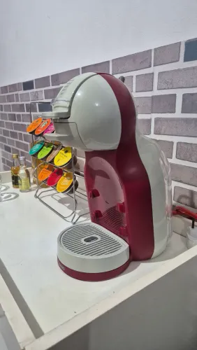 Cafeteira Dolce Gusto + aparador
