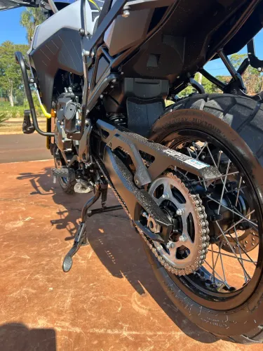 SUZUKI V-STROM 800DE 2025 - IMPECÁVEL | BAIXA KM | TODA EQUIPADA
