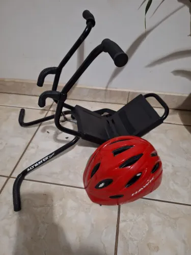 Capacete e caderinha infantil