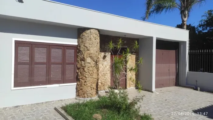 Casa com piscina e salão de festas a venda Canoas / 3 Dormitórios