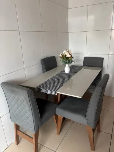 Mesa de jantar retangular com 4 cadeiras