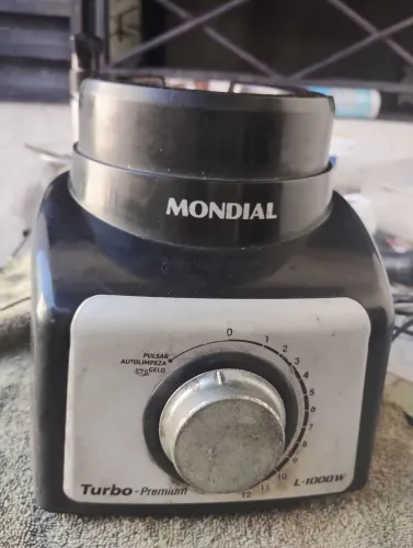 Liquidificador monddial turbo premium, ótimo pra quem tem lanche.