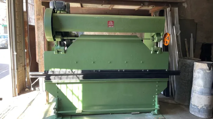 Dobradeira de Chapas Benecke & Breitschwerdt PVM 2500 - 30 Toneladas - 2,5m