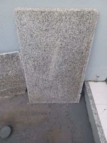 Peças de granito cinza Corumbá vidro 