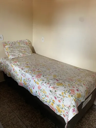 Vendo essa cama de solteiro em bons estado com apenas 4 meses de uso.