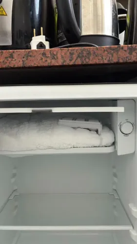 Frigobar Midea Retrô Preto 93L, ótimo estado