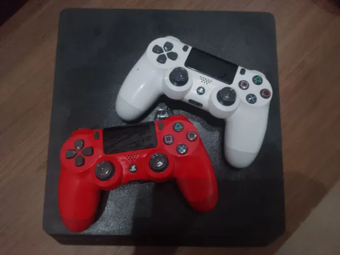 PS4 SLIM COM 2 CONTROLES---