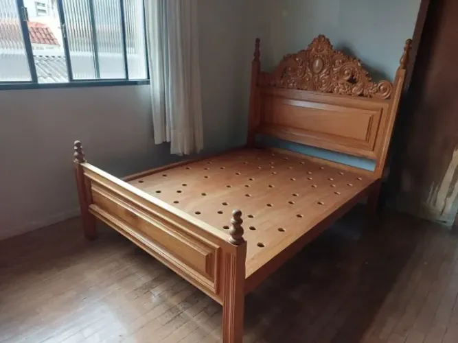 Cama de casal de luxo linda de madeira maciça (cerejeira)