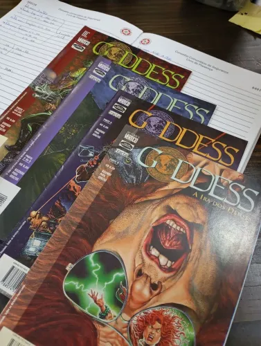 Lote de gibis goodess a ira dos deuses, edição de Alan Moore