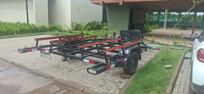 Vendo carretinha rodoviária nova para 2 jetsky ou 1 barco/lancha