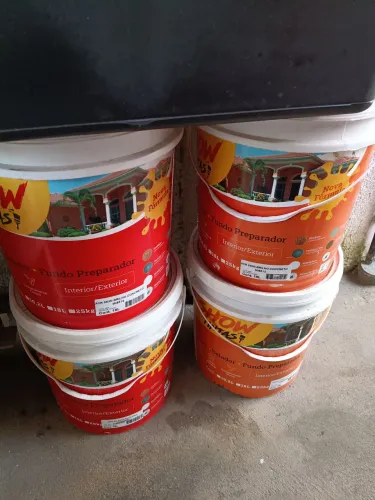 Vendo 4 galões de tinta de 18 litros cada, novas. Valor unitário.