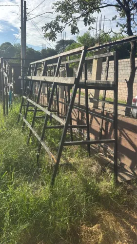 Cavalete para esquadria de caminhão